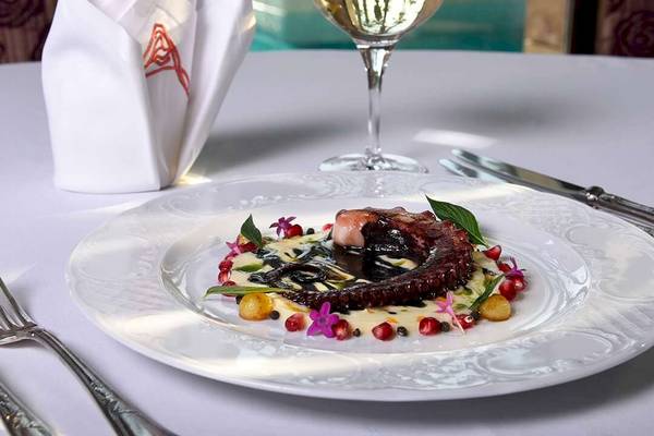 Essen auf einem Teller im Gloria Serenity Resort mit Oktopus und Beilagen.