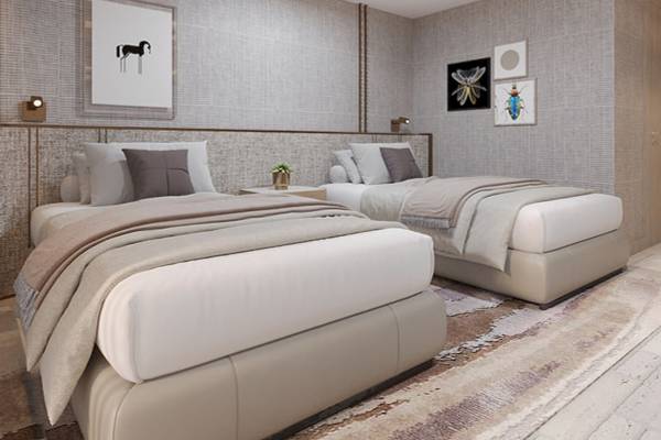 Zwei stilvoll eingerichtete Schlafzimmer mit zwei Betten im Gloria Serenity Resort, umgeben von dekorativen Postern und eleganter Beleuchtung.