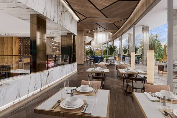 Innenansicht des Restaurants von Gloria Serenity Resort mit Holzboden, Marmorwänden und hängenden Leuchten.
