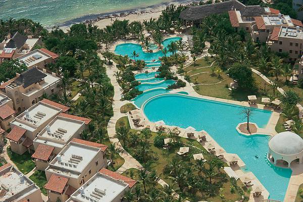 Luftaufnahme des Swahili Beach Resorts mit Swimmingpools und tropischen Gärten.