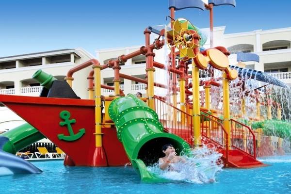 Kinderpool im Iberostar Selection Rose Hall Suites Hotel mit einem Piratenschiff und Wasserrutschen.