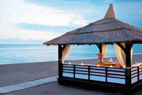 Gazebo am Strand des Gloria Serenity Resorts mit Tisch, Kerzen und Meerblick