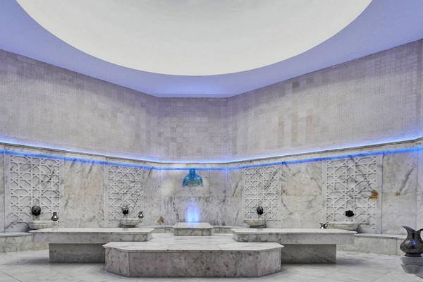 Spa-Bereich im Gloria Serenity Resort mit weißen Marmorwänden und blauen Lichtakzenten.