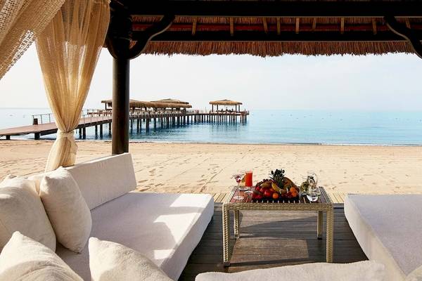 Loungebereich am Strand im Gloria Serenity Resort mit Blick auf die Bucht.