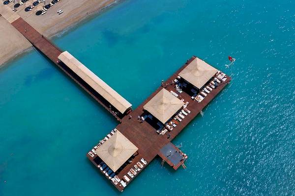 Luftaufnahme des Gloria Serenity Resorts mit Pier und Lounges am Meer