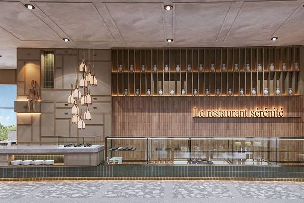 Innenansicht des Restaurants im Gloria Serenity Resort mit hölzerner Wand und Vitrinen.