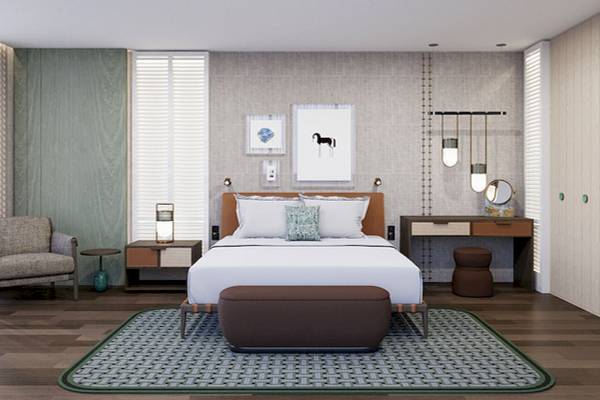 Ein elegantes Schlafzimmer im Gloria Serenity Resort mit einem großen Bett, Nachttischen, einer Kommode und einem Fenster.
