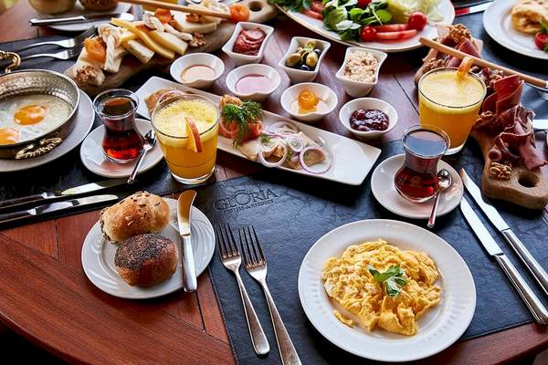 Frühstücksbuffet im Gloria Serenity Resort mit verschiedenen Speisen und Getränken.