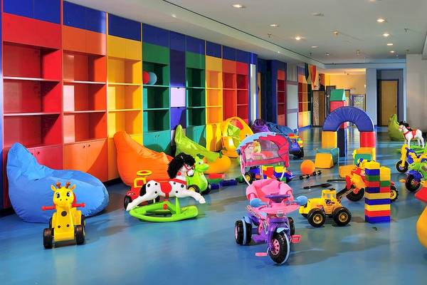 Kinderspielzimmer im Gloria Serenity Resort mit bunten Regalen und Spielzeug.