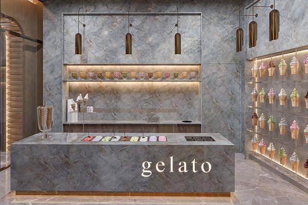 Innenansicht des Gelato-Bars im Gloria Serenity Resort mit marmornen Wänden und einer Theke voller Eisbecher.