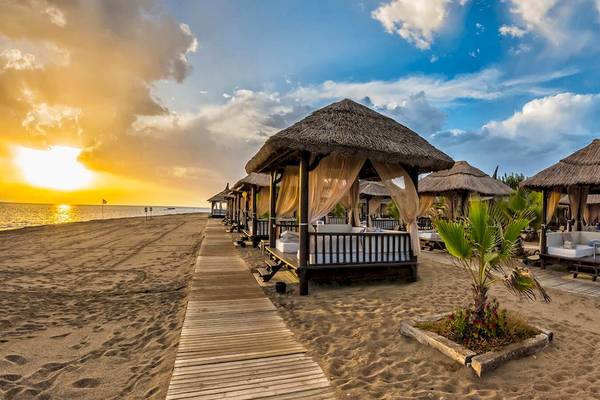 Strand mit Hütten im Gloria Serenity Resort während des Sonnenuntergangs