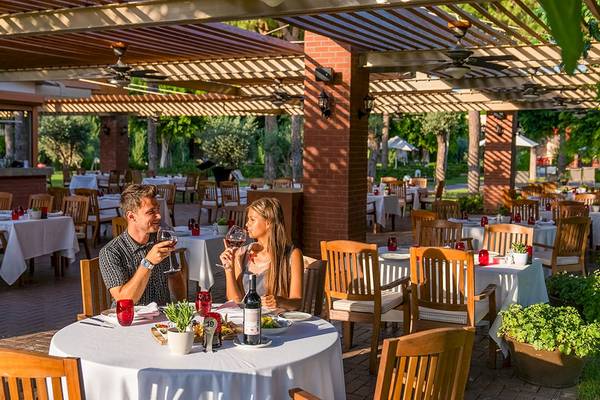 Paar genießt Wein auf der Terrasse des Gloria Serenity Resorts