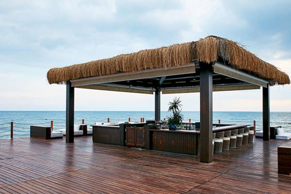 Poolbar des Gloria Serenity Resorts mit Blick auf das Meer
