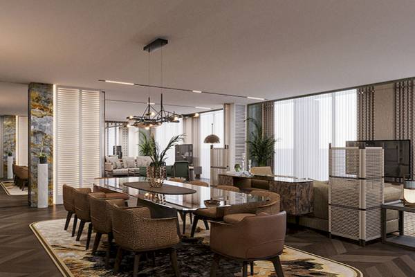 Innenbereich des Gloria Serenity Resorts mit Esstisch, Sesseln und Wohnzimmermöbeln.