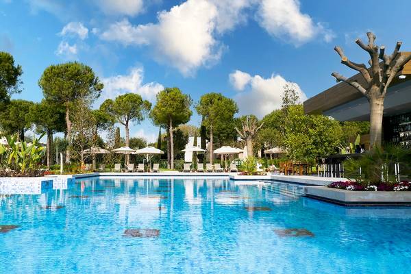 Ein großer Swimmingpool mit Lounge-Bereich im Gloria Serenity Resort