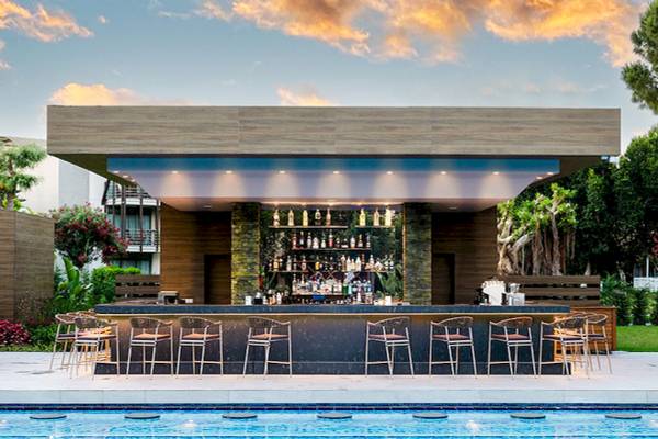 Poolbar des Gloria Serenity Resorts mit Stühlen und Theke im Freien