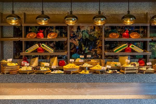 Buffet-Tisch im Gloria Serenity Resort mit verschiedenen Käsesorten und Früchten.