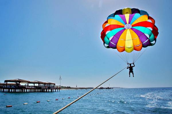 Farbreiche Parasailing am Golfplatz des Gloria Golf Resort.