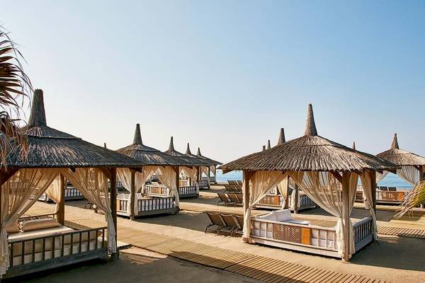Strandhütten des Gloria Golf Resorts am Meer