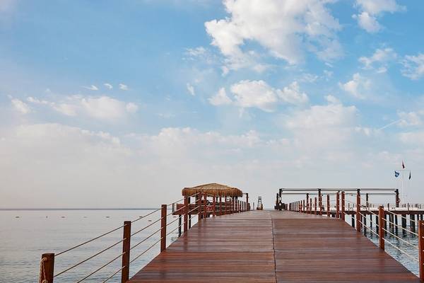 Gloria Golf Resort: Ein Pier erstreckt sich am Meer mit einer kleinen Hütte und Fahnen.