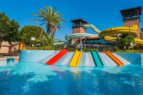 Wasserrutschen im Gloria Golf Resort mit bunten Rutschen und blauem Pool