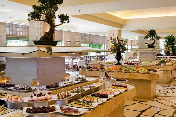 Buffetbereich im Gloria Golf Resort mit verschiedenen Desserts und Obstplatten.