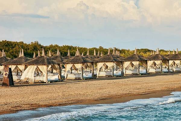 Strand mit vielen gedeckten Zelten vom Gloria Golf Resort