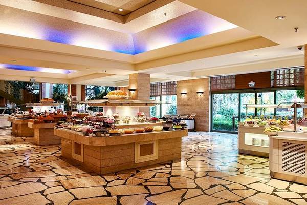 Buffetrestaurant im Gloria Golf Resort mit verschiedenen Gerichten und Ausblick auf den Garten.