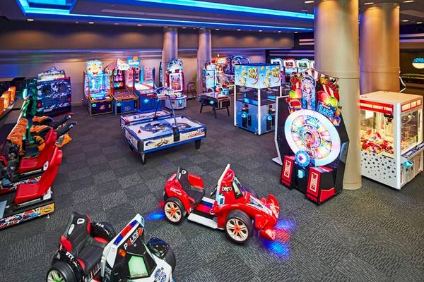 Arkade-Spielräume im Gloria Golf Resort mit verschiedenen Spielen und bunten Lichtern.