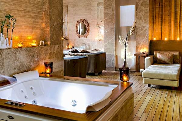 Spa-Bereich im Gloria Golf Resort mit Jacuzzi, Ruhebereich und Deko-Elementen.