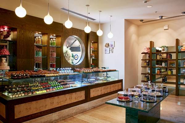 Die Patisserie im Gloria Golf Resort mit vielen Kuchen und Desserts im Schaufenster.