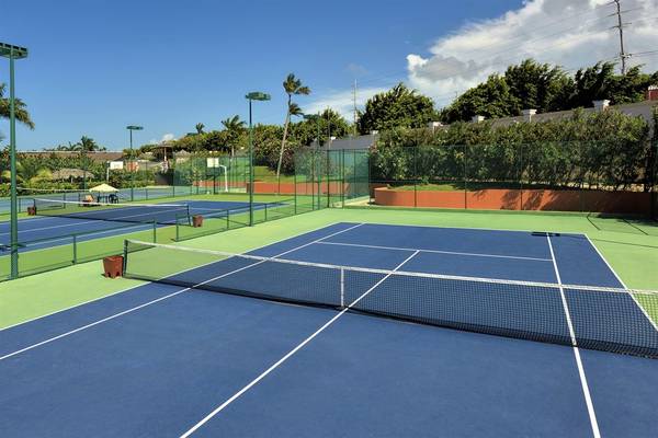 Tennisplatz im Iberostar Selection Rose Hall Suites Hotel.