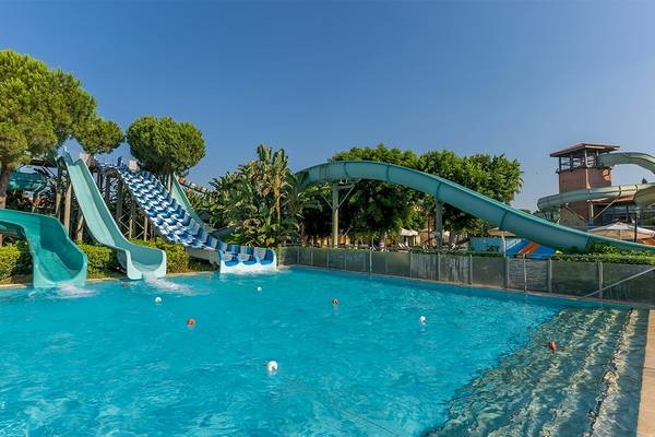 Wasserrutschen im Freizeitpark des Gloria Golf Resorts mit blauem Wasser und blauem Himmel.