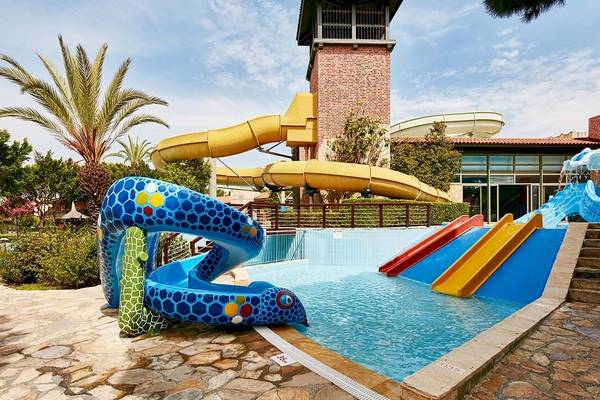 Wasserrutsche im Gloria Golf Resort mit mehreren Rutschen und einem Pool.