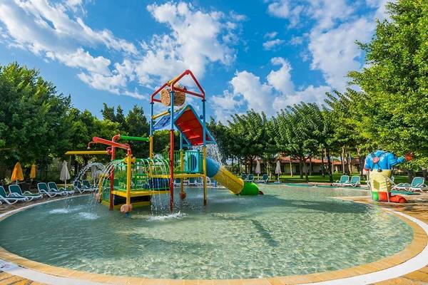 Wasserspielplatz im Gloria Golf Resort mit bunten Rutschen und Wasserfontänen.