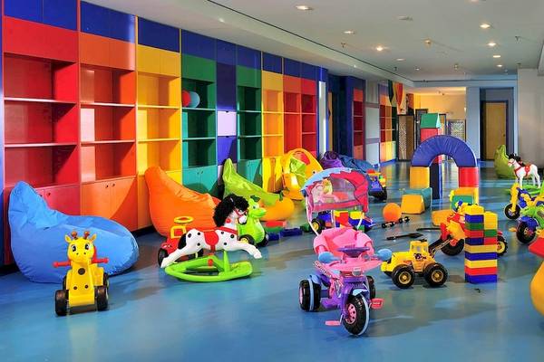 Kinderspielzimmer im Gloria Golf Resort mit bunten Spielzeugen und Möbeln.