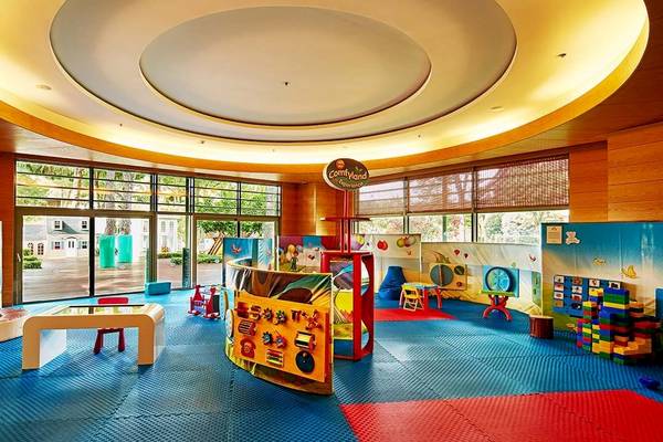 Kinderspielzimmer im Gloria Golf Resort mit bunten Spielzeugen und großen Fenstern.
