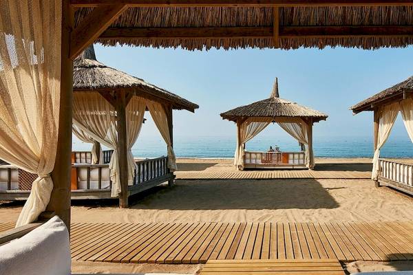 Strandlounge mit drei runden Zelten im Gloria Golf Resort mit Blick auf das Meer.