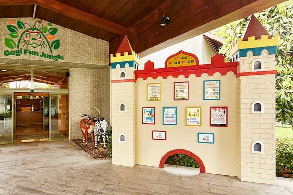 Eingang zum Gogi Fun Jungle im Gloria Golf Resort mit bunten Gebäuden und Tierfiguren.