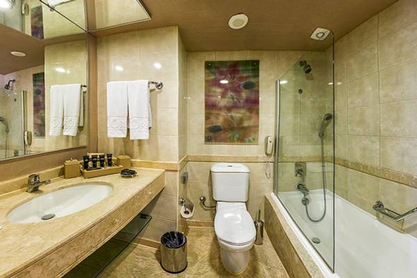 Badezimmer des Gloria Golf Resort mit Badewanne, Toilette und Waschbecken.