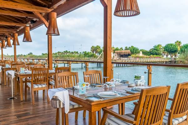 Restaurant-Terrasse mit Blick auf den See im Gloria Golf Resort.