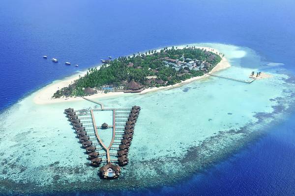 Luftaufnahme des Robinson Maldives Resorts auf einer Insel mit blauem Wasser und weißen Sandstränden.