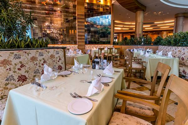 Restauranttisch im Gloria Golf Resort mit Geschirr und Besteck gedeckt