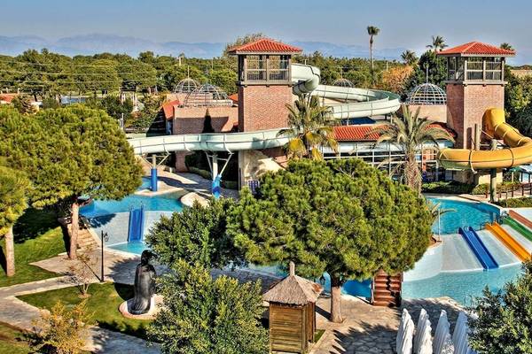 Luftaufnahme des Gloria Golf Resort Wasserparks mit Wasserrutschen und Swimmingpool