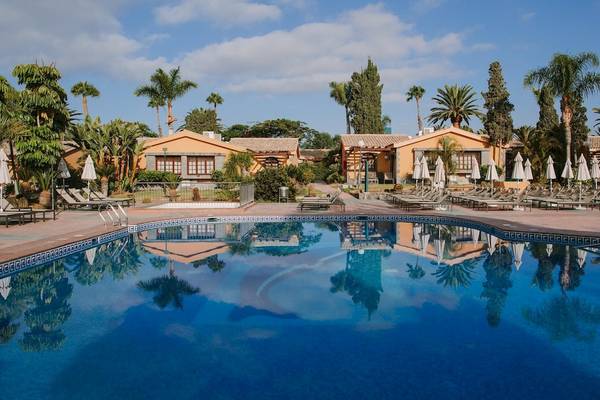 Außenpool des Suites & Villas By Dunas Hotels mit vielen Liegestühlen und Sonnenschirmen
