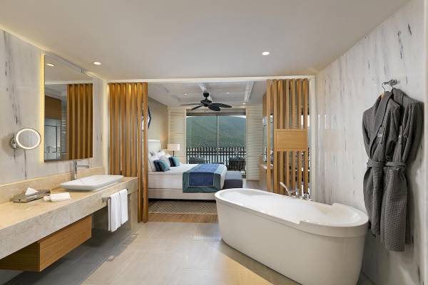 Badezimmer der Titanic Luxury Collection Bodrum Suite mit Badewanne und Blick auf den Berg.