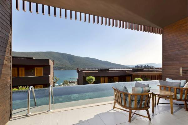 Terrasse mit Pool und Meerblick im Titanic Luxury Collection Bodrum Hotel.