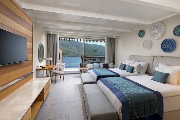 Zimmeransicht des Titanic Luxury Collection Bodrum Hotels mit Blick auf das Meer.