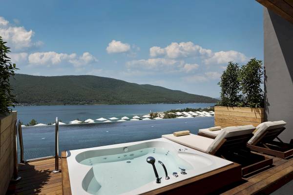 Außenwhirlpool mit Meerblick im Titanic Luxury Collection Bodrum Hotel.