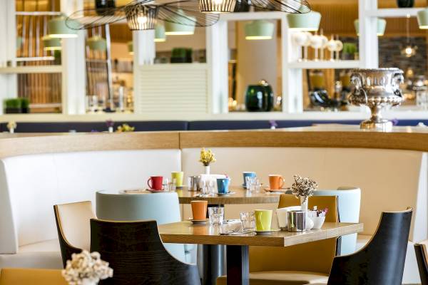 Innenbereich des Titanic Luxury Collection Bodrum Hotels mit geräumigem Cafe und modernen Möbeln.